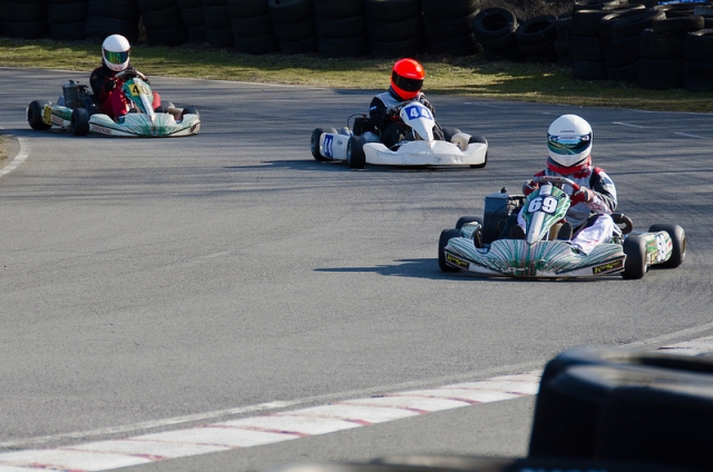 Pilotando karts con cascos